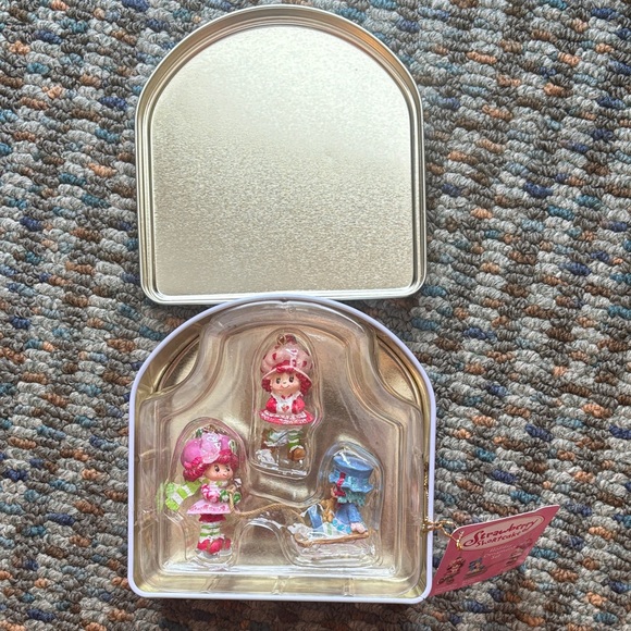 Carlton Cards Strawberry Shortcake Holiday Ornament Set in Tin - Picture 2 of 5